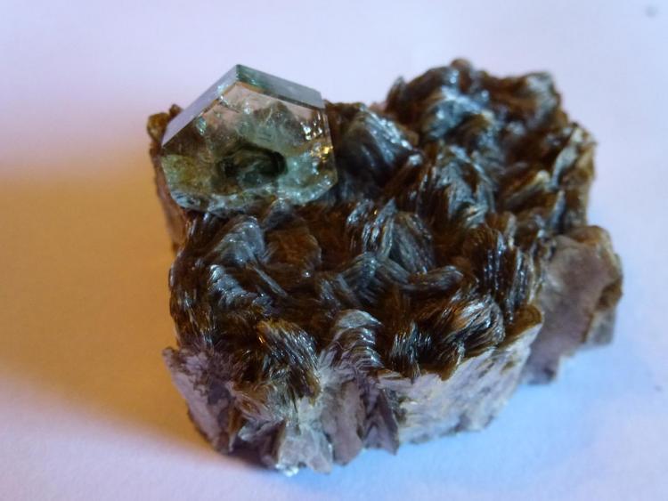 Fluorapatito, Moscovita
5 x 4 x 3 cm. El Apatito 0.5 cm.
(Autor: javier ruiz martin)