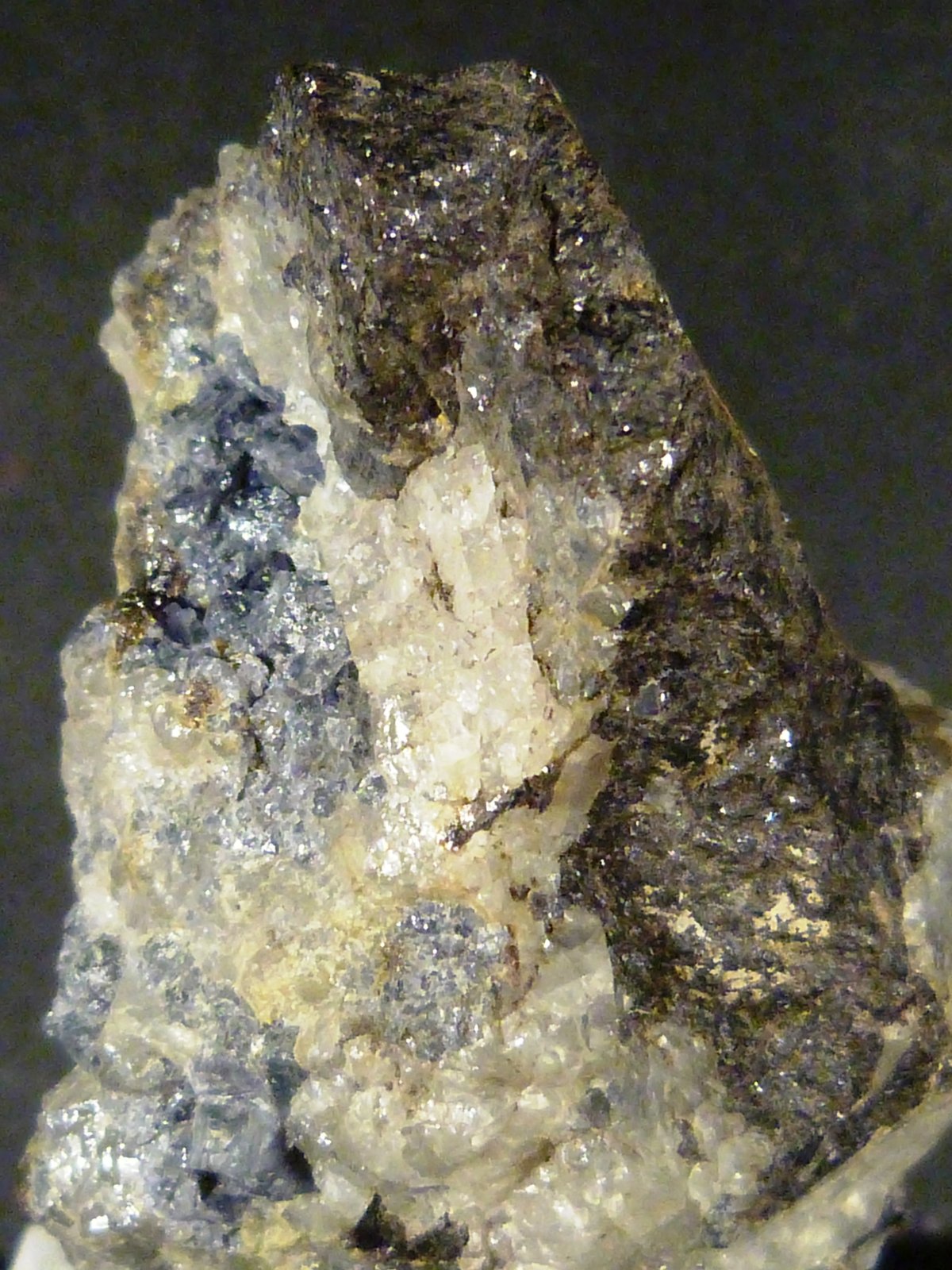 Gahnita, esfalerita y cuarzo
4 x 6 x 3 cm.
(Autor: Felipe Abolafia)
