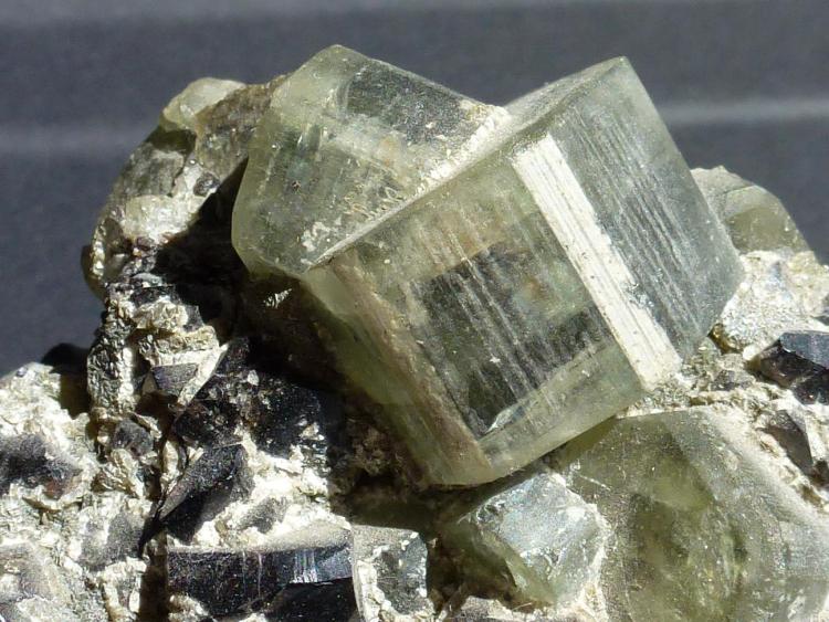 Fluorapatito y Casiterita
6 x 6 x 5 cm.
(Autor: javier ruiz martin)