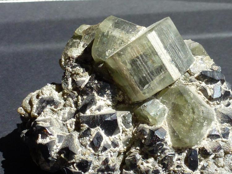 Fluorapatito y Casiterita
6 x 6 x 5 cm.
(Autor: javier ruiz martin)