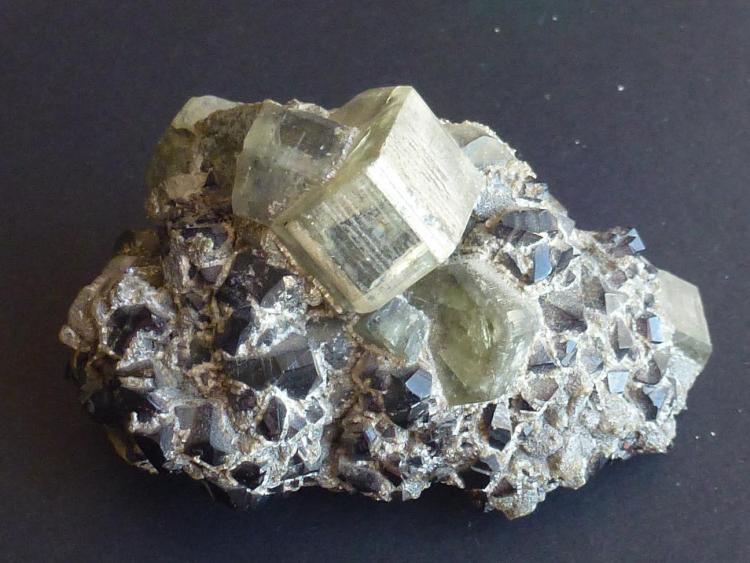 Fluorapatito y Casiterita
6 x 6 x 5 cm.
(Autor: javier ruiz martin)
