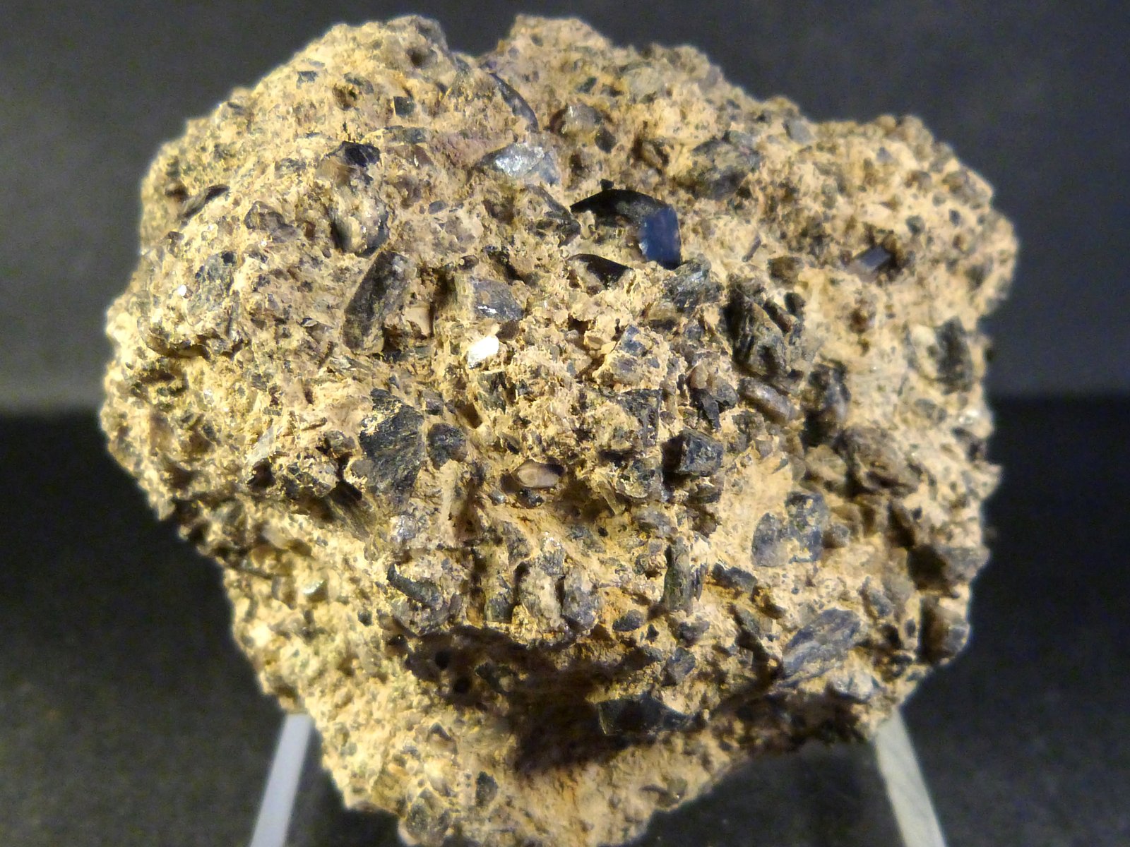 Cuarzo (variedad morión) y Dolomita (variedad teruelita)
6 x 6 x 5 cm.
(Autor: Felipe Abolafia)