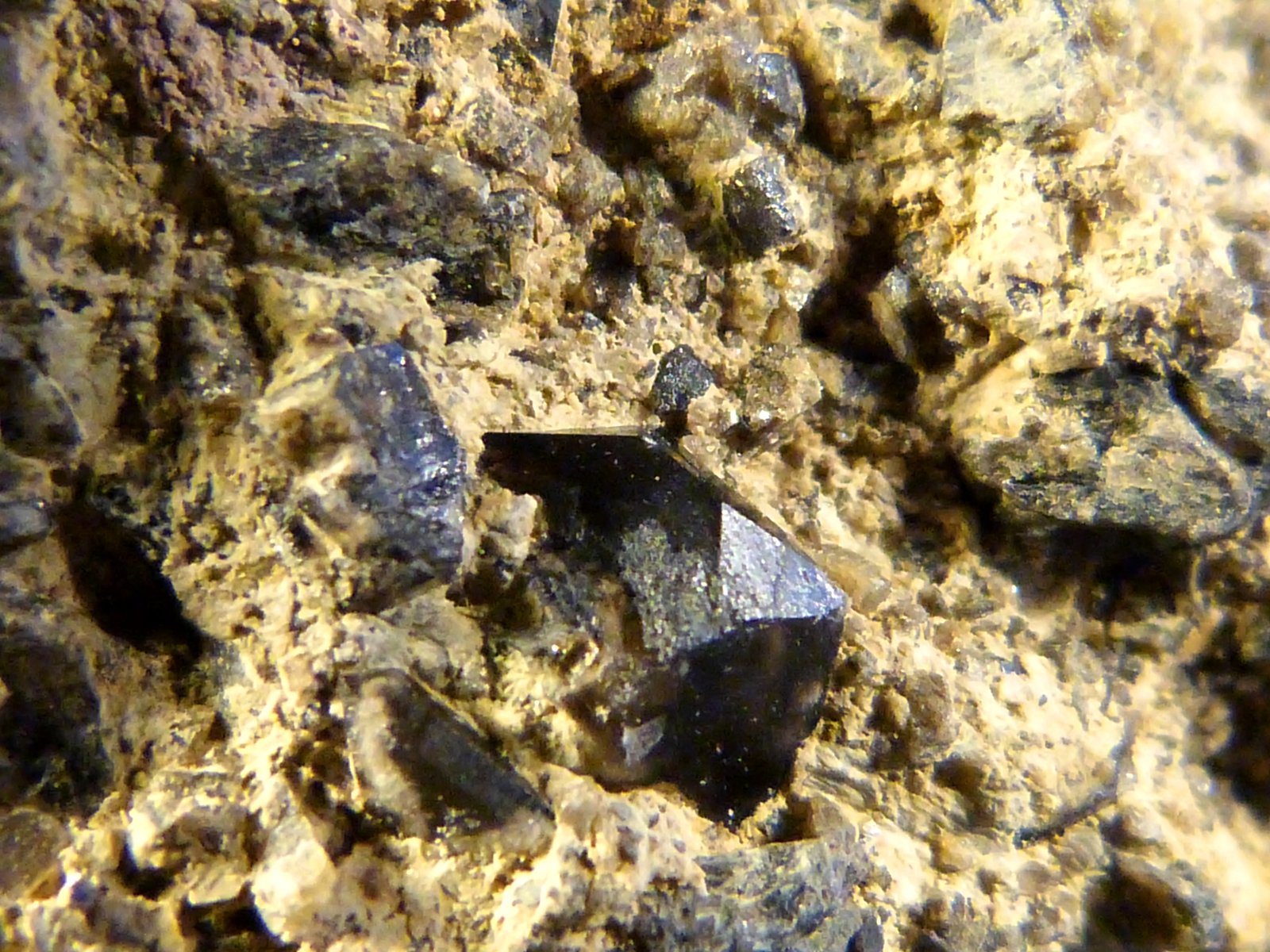 Cuarzo (variedad morión) y Dolomita (variedad teruelita)
6 x 6 x 5 cm.
(Autor: Felipe Abolafia)