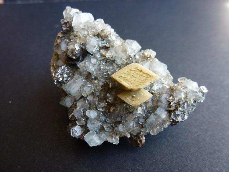 Fluorapatito, Siderita y Arsenopirita
5 x 3 cm.
(Autor: javier ruiz martin)