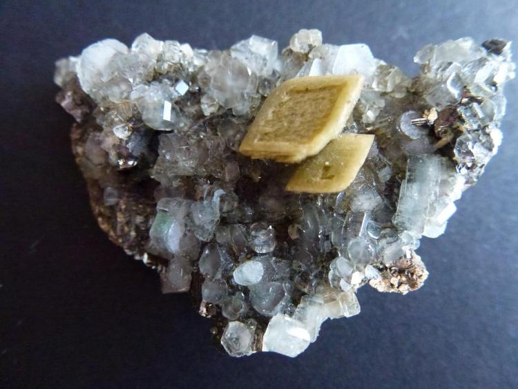 Fluorapatito, Siderita y Arsenopirita
5 x 3 cm.
(Autor: javier ruiz martin)