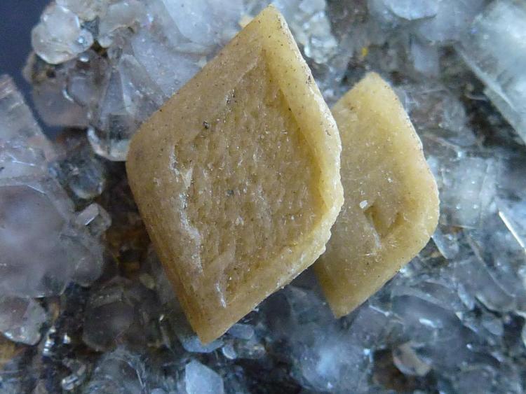 Fluorapatito, Siderita y Arsenopirita
5 x 3 cm.
(Autor: javier ruiz martin)