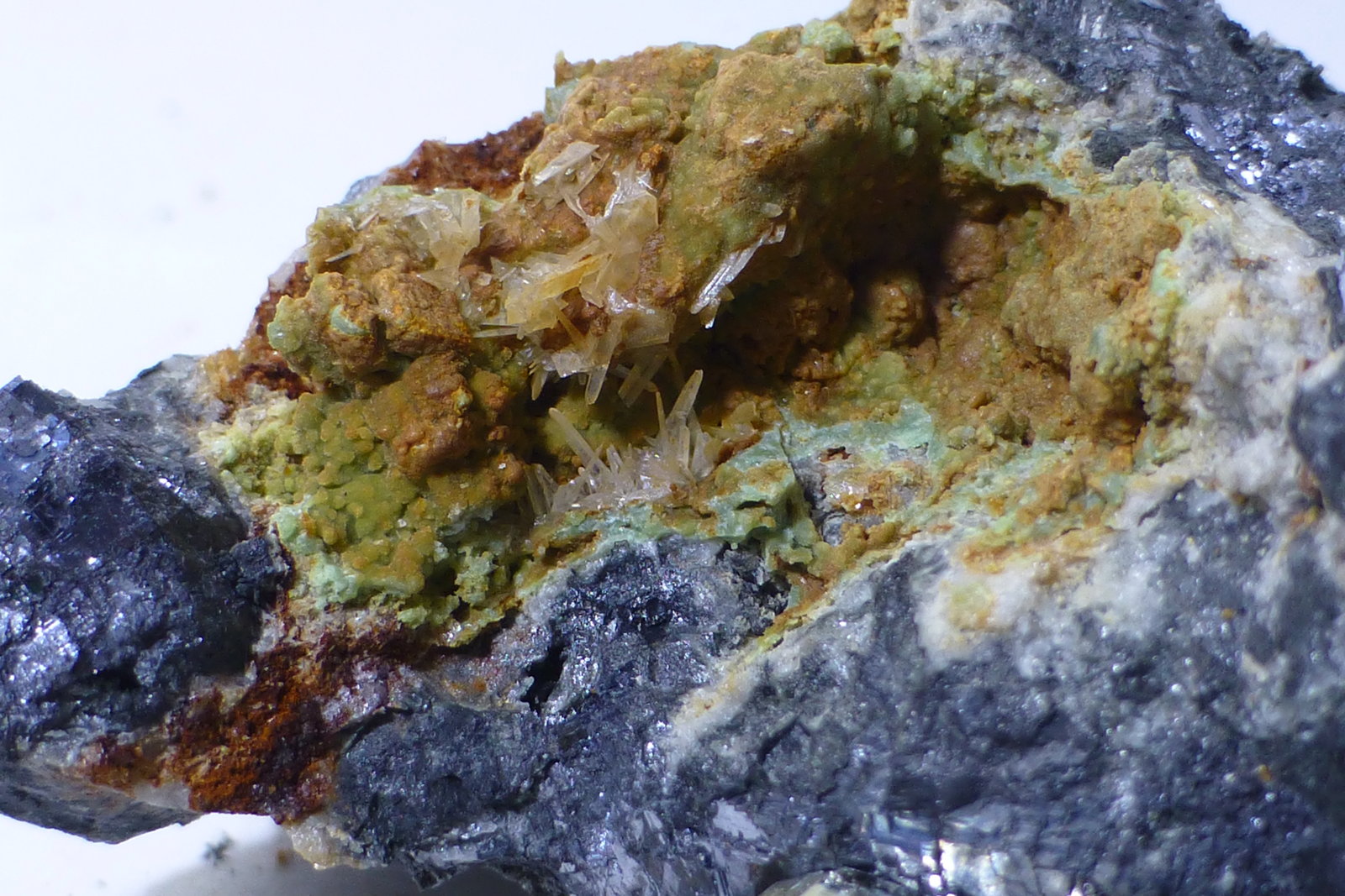 Piromorfita y Cerusita
encuadre 3x2cm aprox.
(Autor: heat00)