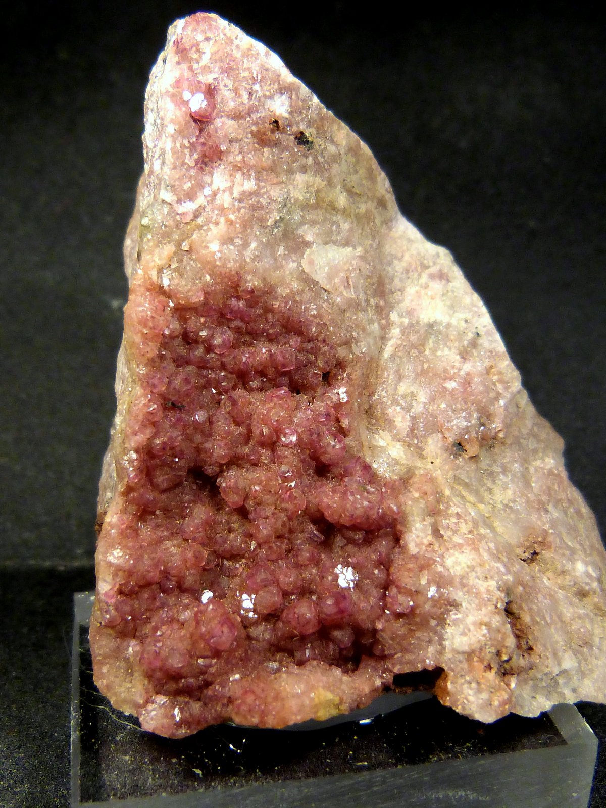 Calcita (variedad calcita cobaltífera)
5 x 5,5 x 3 cm.
(Autor: Felipe Abolafia)