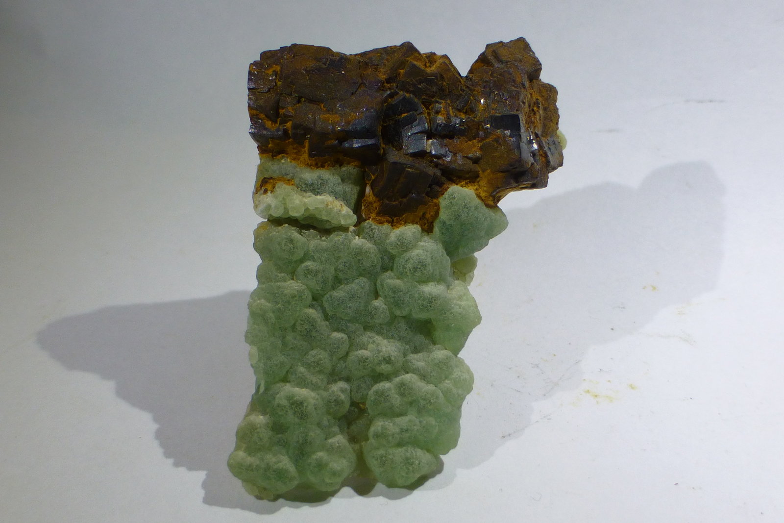 Fluorita y Limonita pseudo. Pirita
5x2,5cm aprox.
(Autor: heat00)
