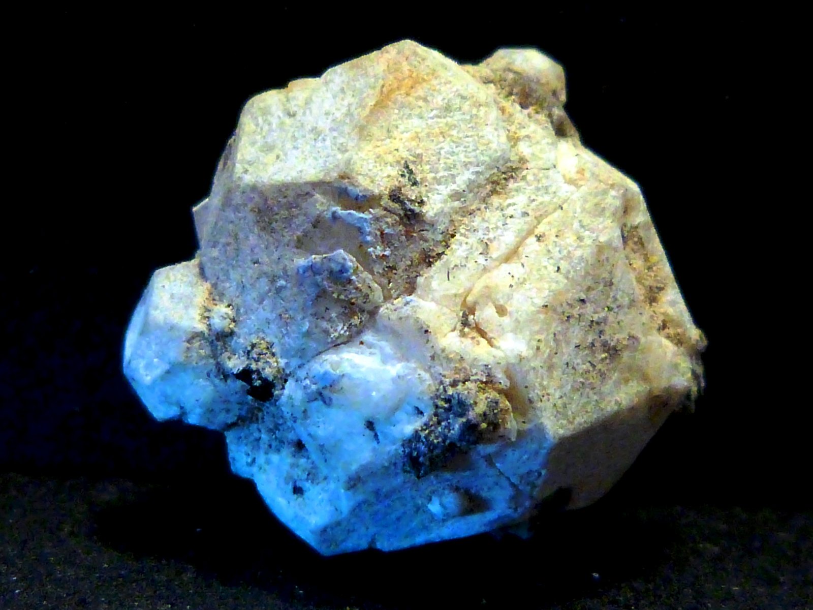 Leucita
2 x 2,5 x 2,5 cm.
(Autor: Felipe Abolafia)