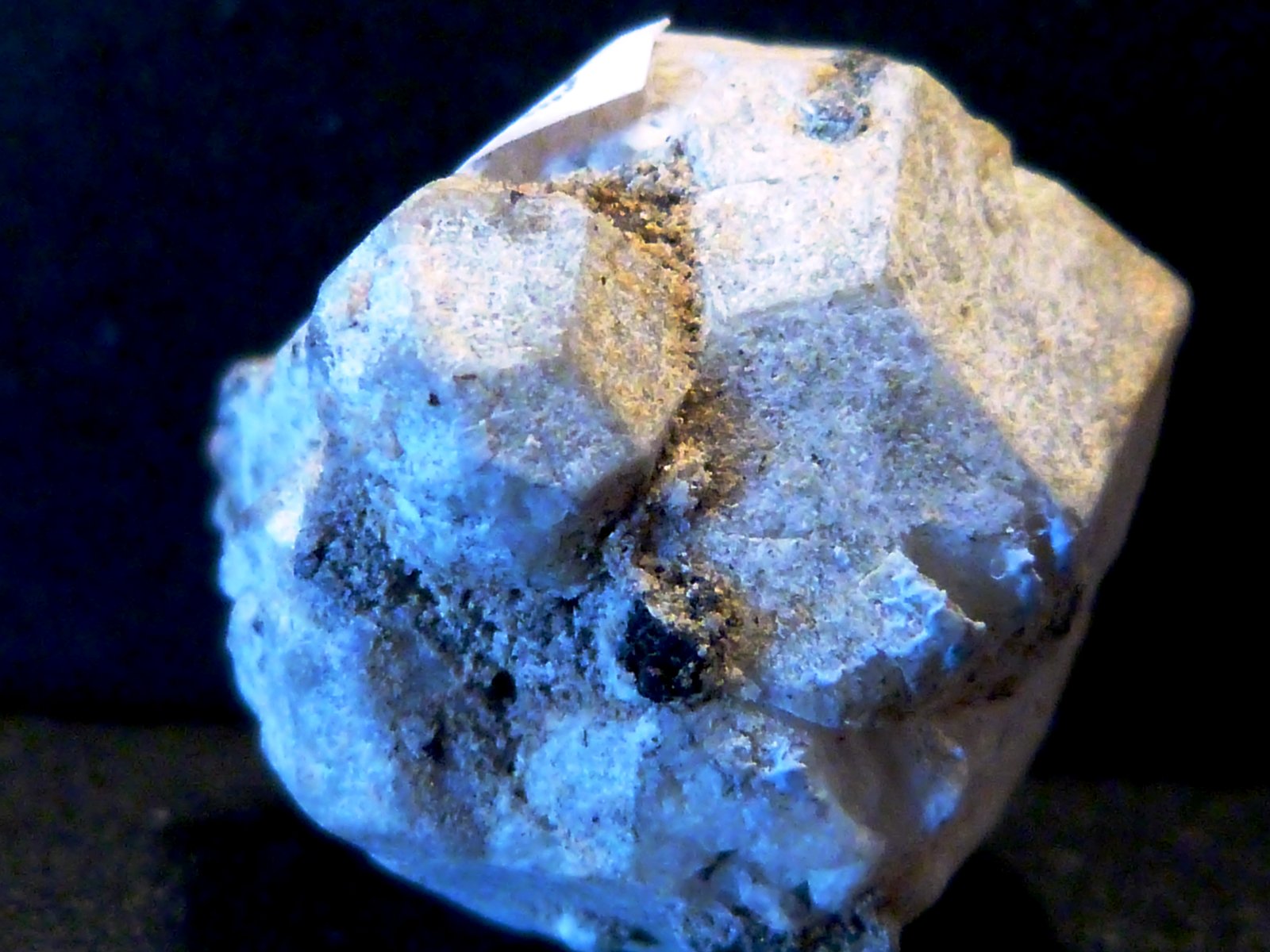 Leucita
2 x 2,5 x 2,5 cm.
(Autor: Felipe Abolafia)