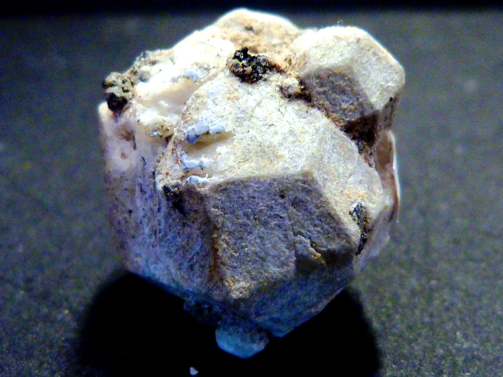 Leucita
2 x 2,5 x 2,5 cm.
(Autor: Felipe Abolafia)