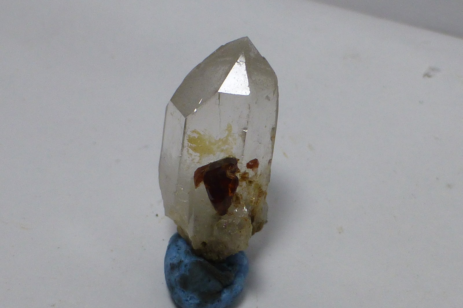 Almandino y cuarzo
2x1cm
(Autor: heat00)
