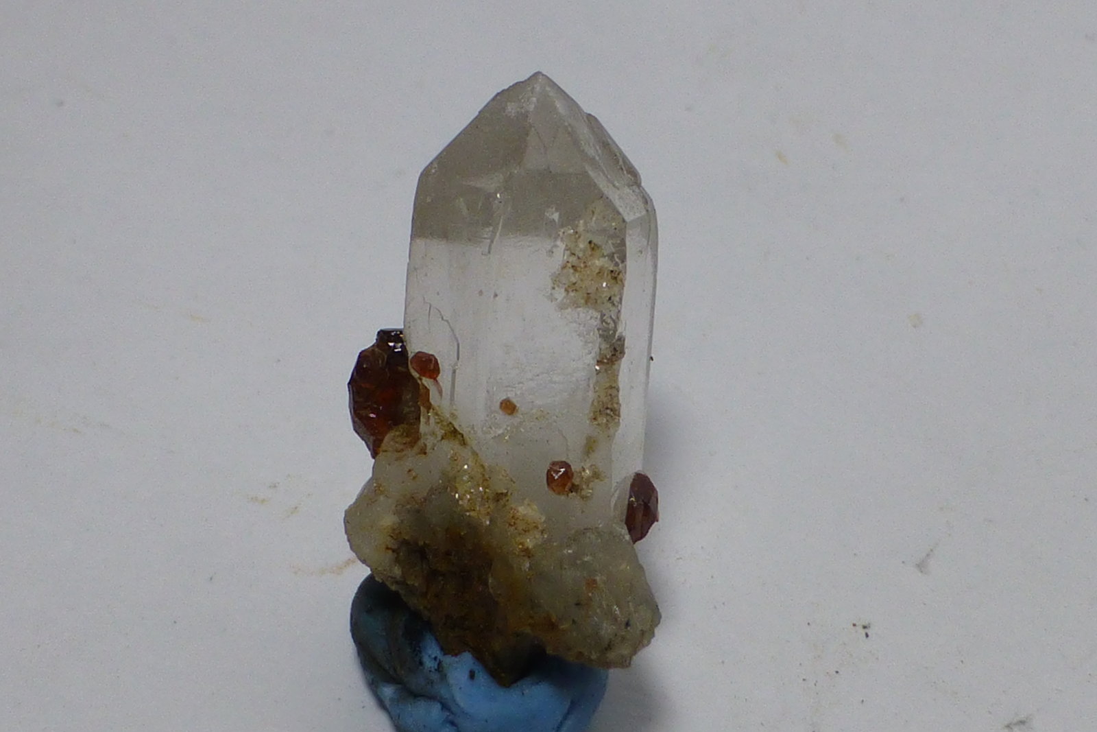 Almandino y cuarzo
2x1cm
(Autor: heat00)