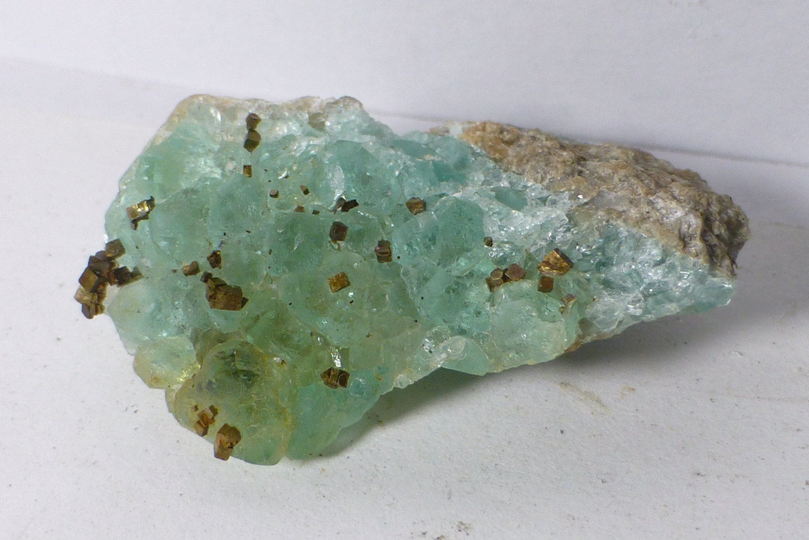Fluorita y Pirita
Encuadre 3x2cm aprox.
(Autor: heat00)