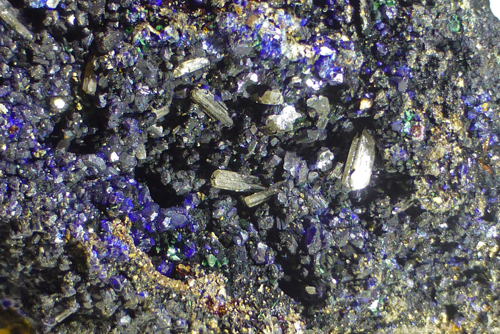Azurita y Cerusita
Encuadre 3x2cm aprox.
(Autor: heat00)