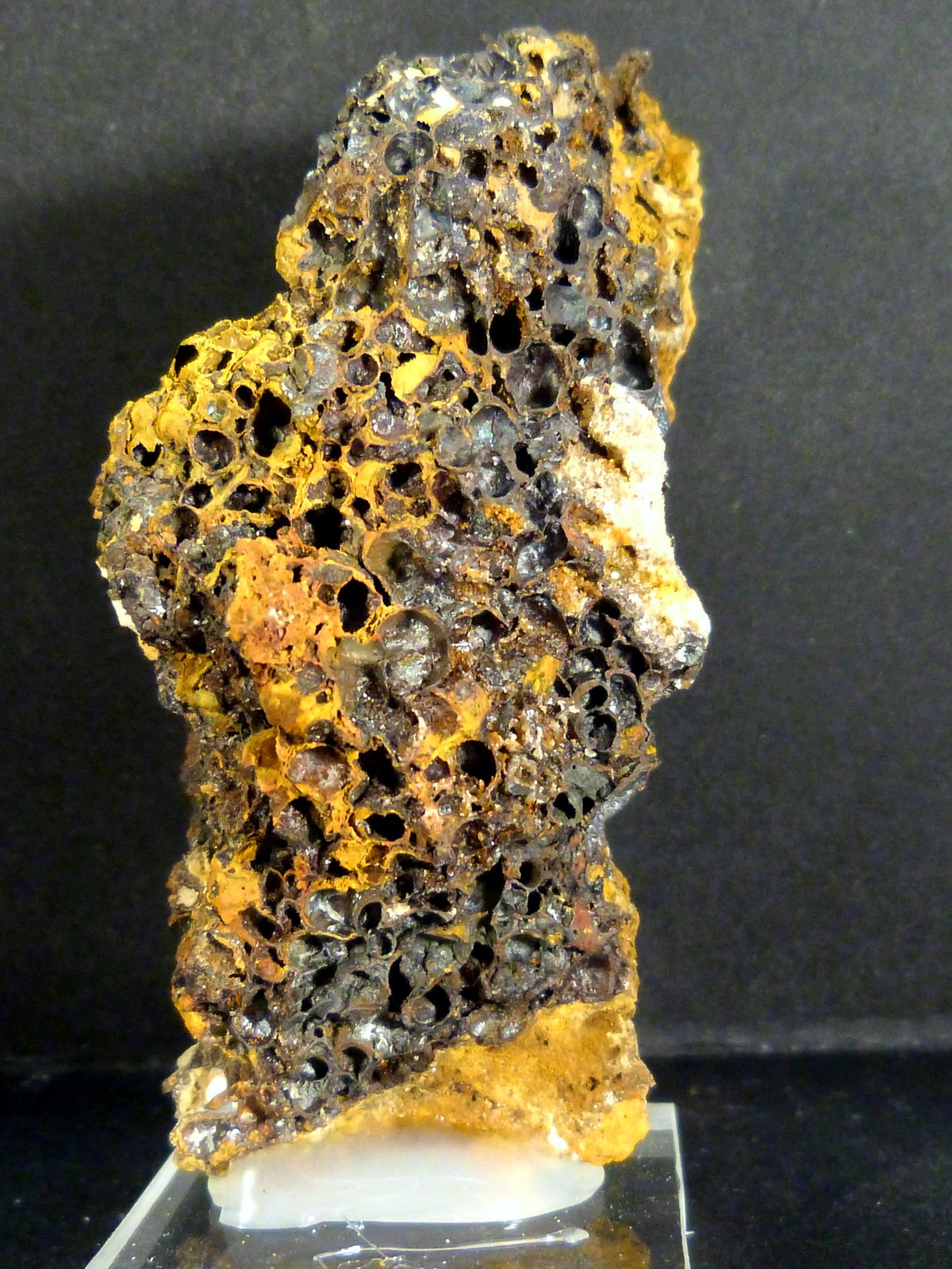 Goethita
4 x 8,5 x 4 cm.
(Autor: Felipe Abolafia)