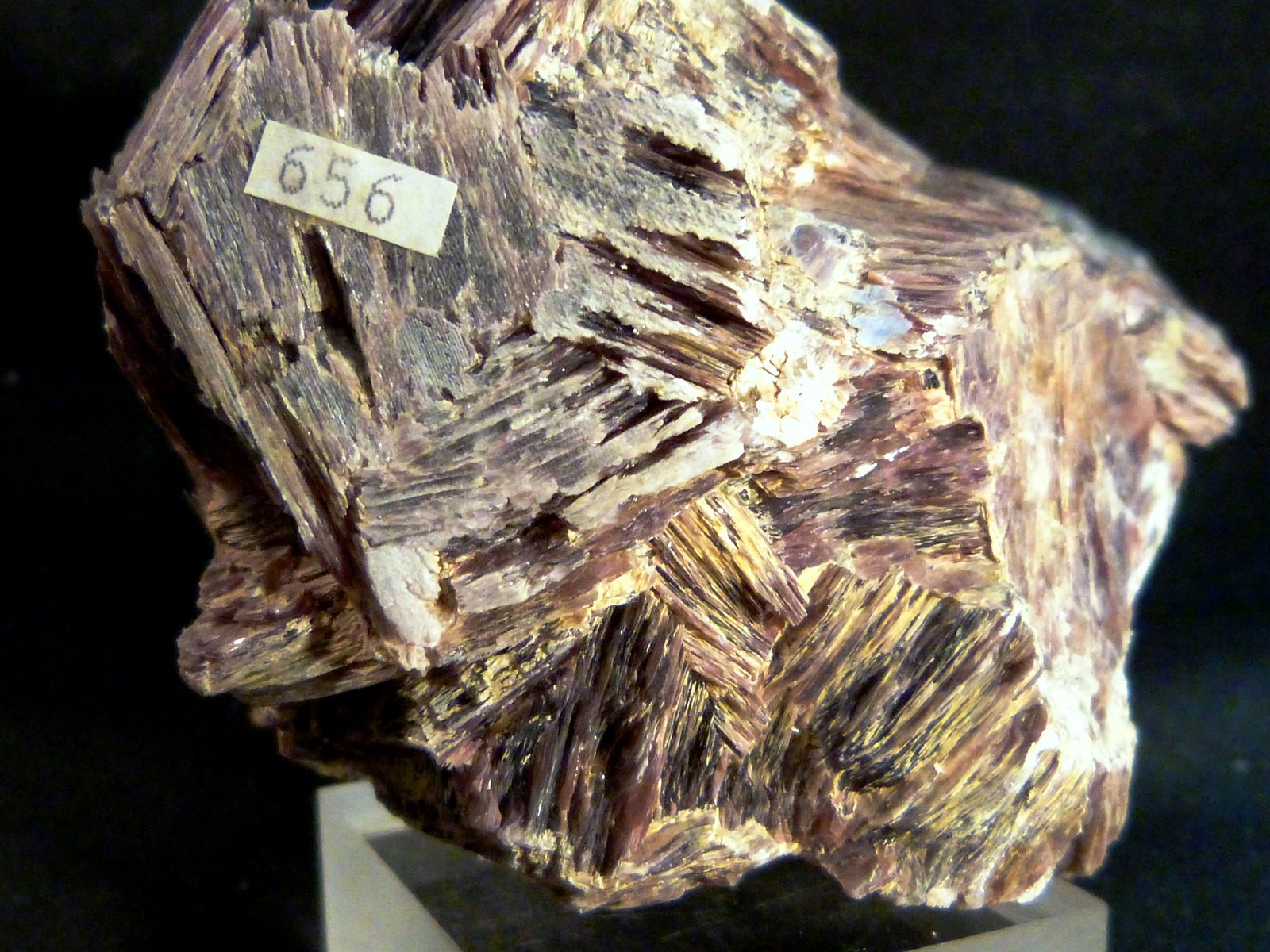 Lepidolita
8 x 13 x 7 cm.
(Autor: Felipe Abolafia)