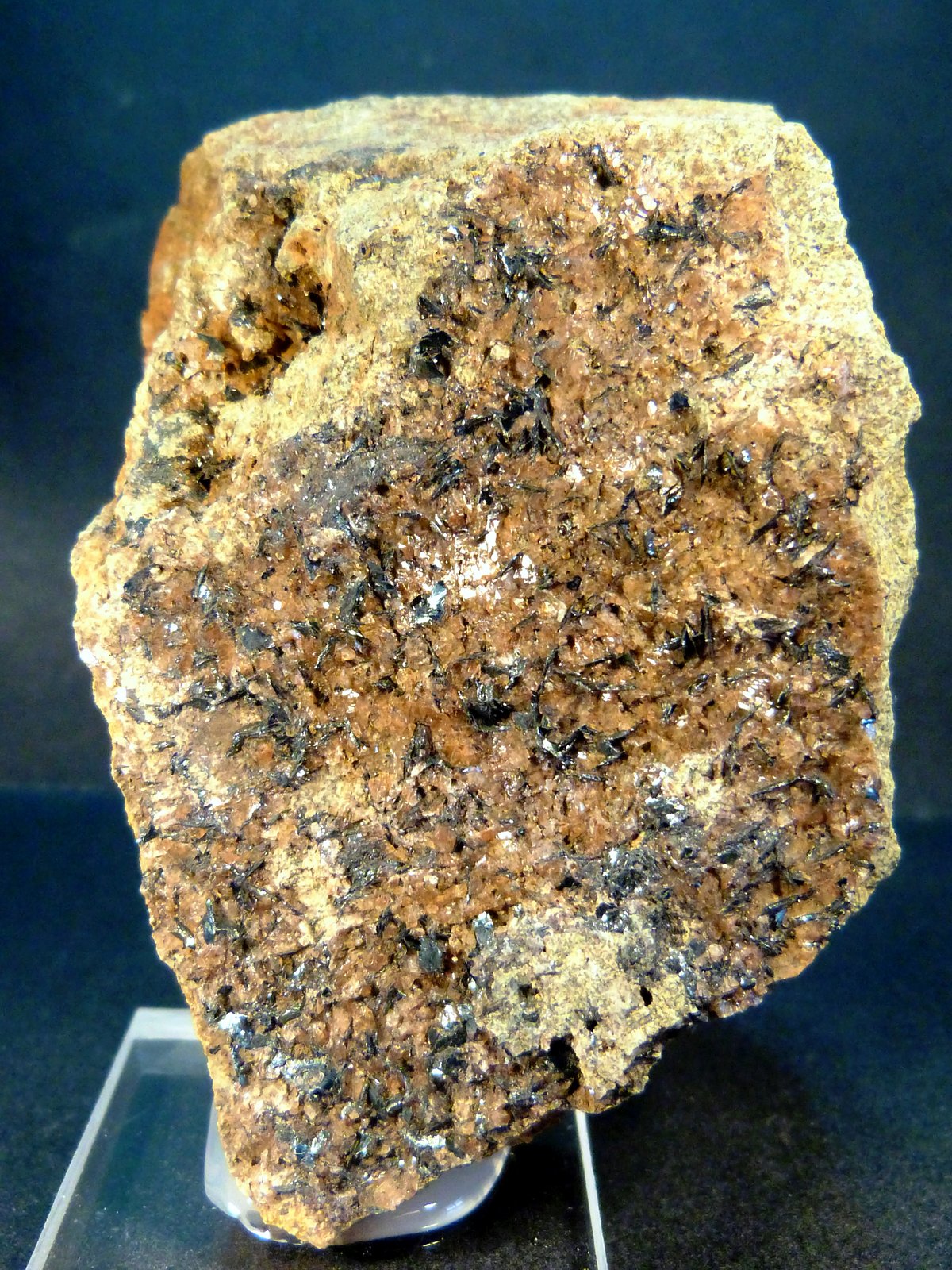 Cuarzo (variedad rosa) y Hematites
6 x 8 x 6 cm.
(Autor: Felipe Abolafia)