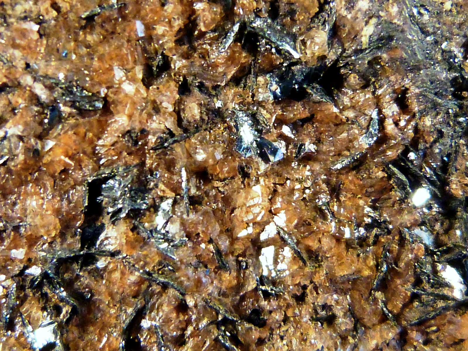 Cuarzo (variedad rosa) y Hematites
6 x 8 x 6 cm.
(Autor: Felipe Abolafia)