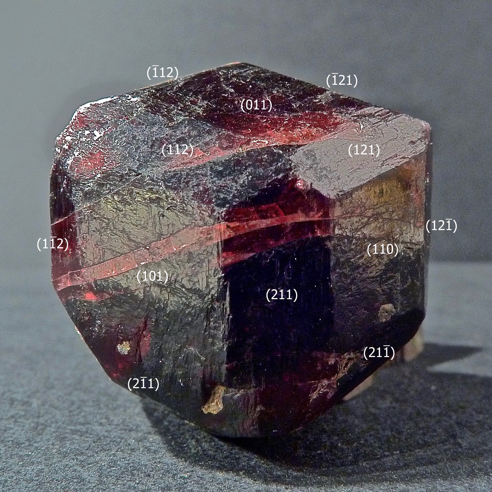 Almandino
3 x 3 x 3 cm
(Autor: Josele)