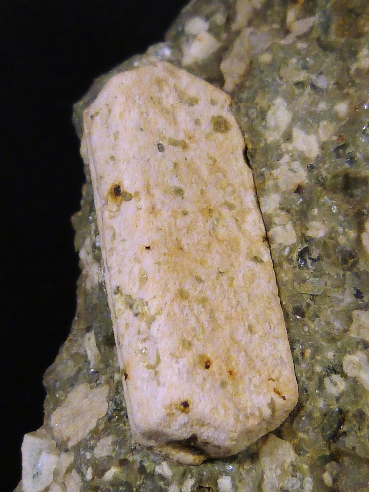 Ortoclasa
3,3 x 1,3 x 0,5 cm. el cristal, 5 x 9 x 5 cm. la pieza
(Autor: Felipe Abolafia)