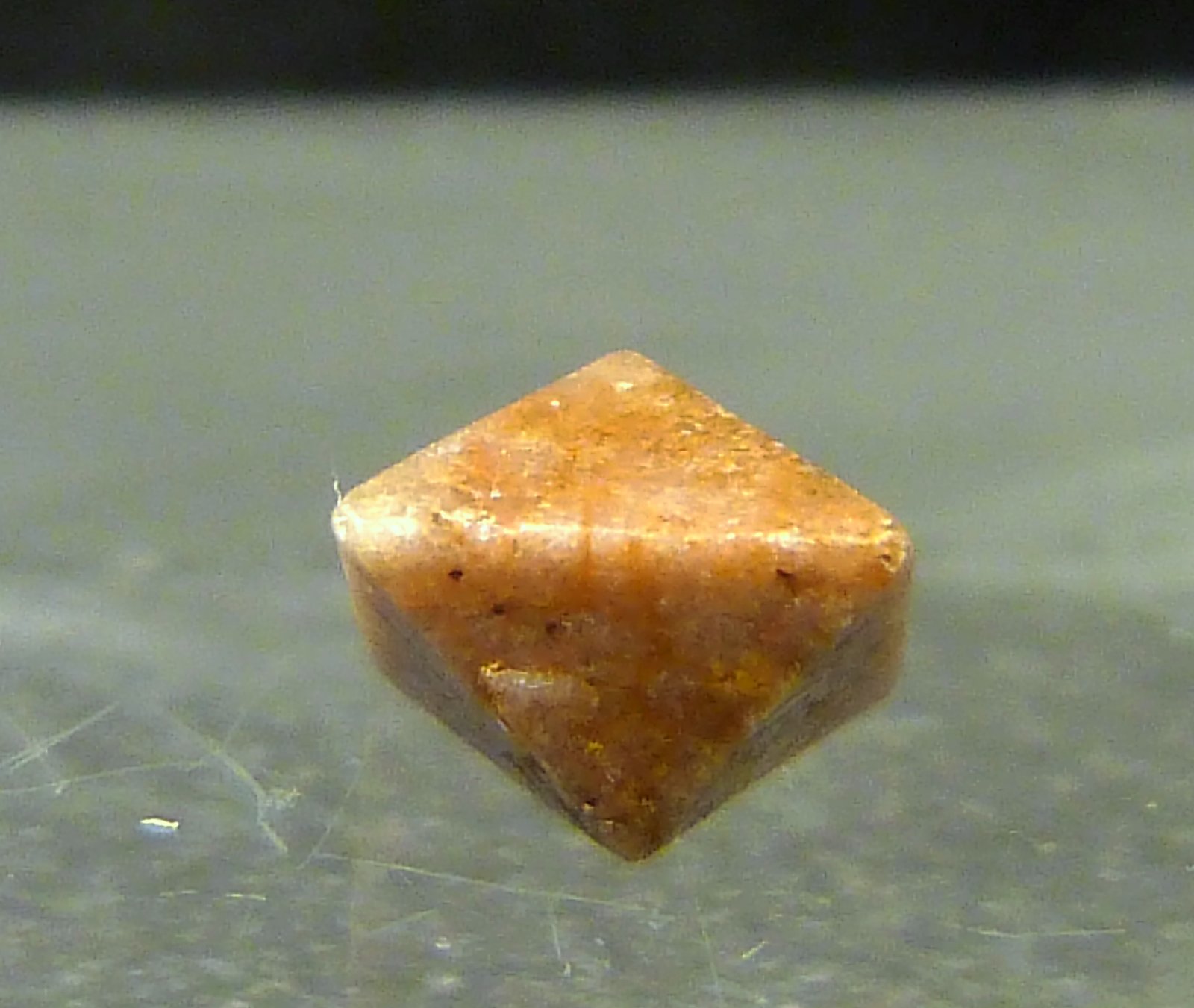 Zircón
5 x 5 mm.
(Autor: Felipe Abolafia)