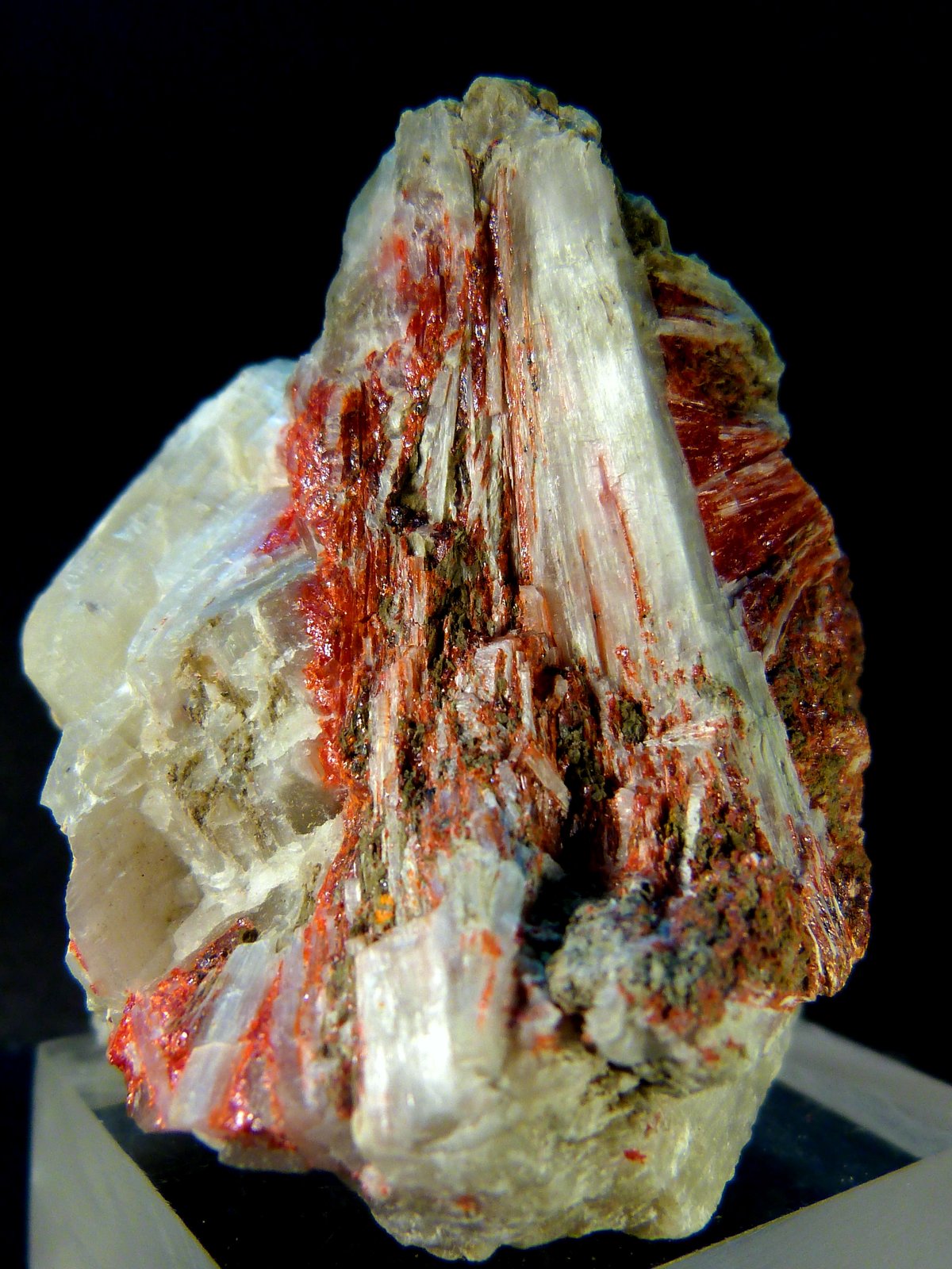 Rejalgar y Ulexita
5 x 4,5 x 3 cm.
(Autor: Felipe Abolafia)