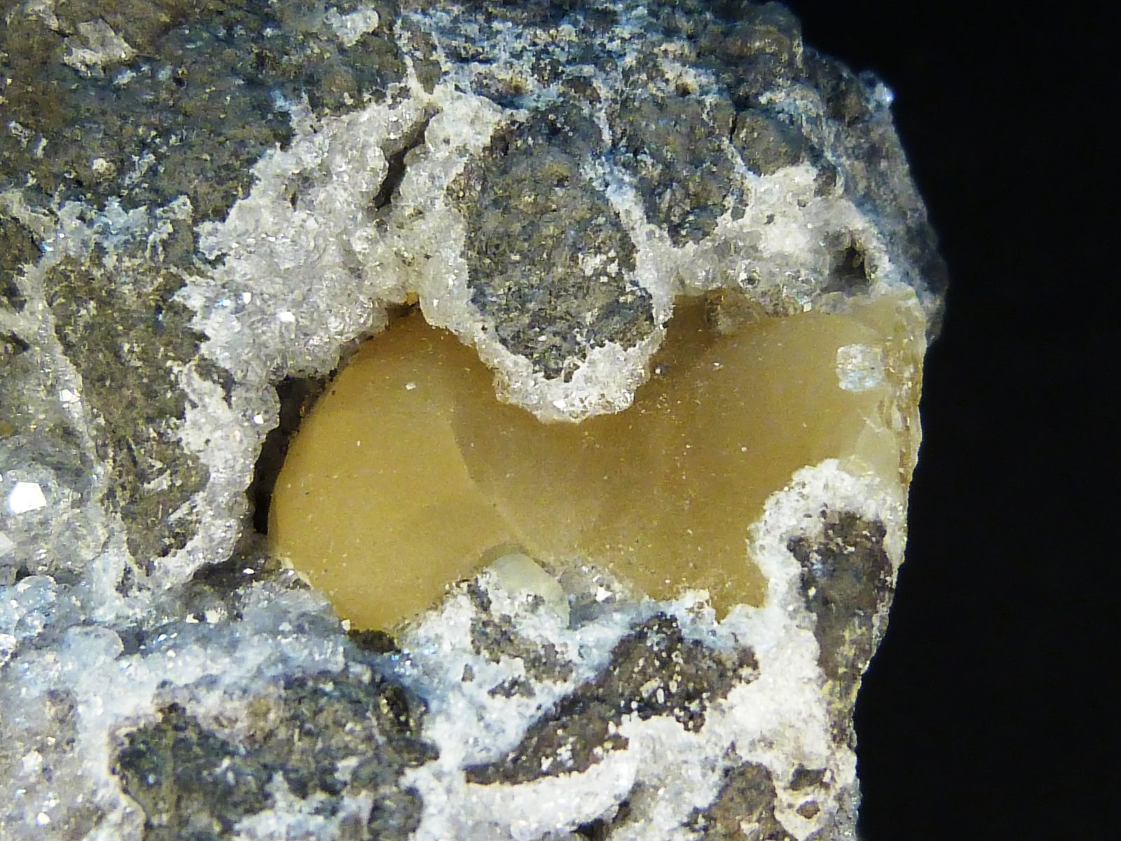 Analcima con calcita
6 x 8 x 4,5 cm.
(Autor: Felipe Abolafia)