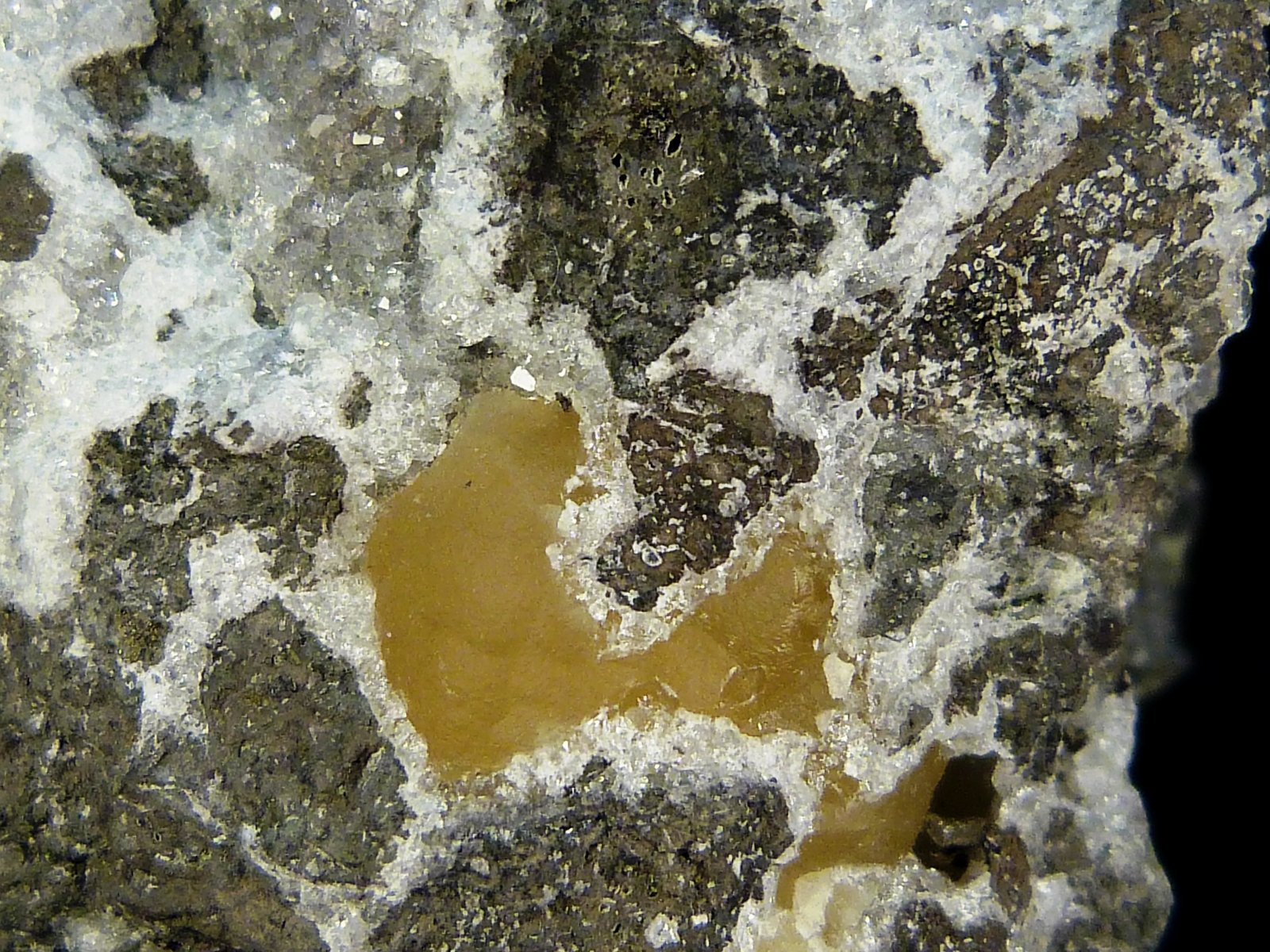 Analcima con calcita
6 x 8 x 4,5 cm.
(Autor: Felipe Abolafia)