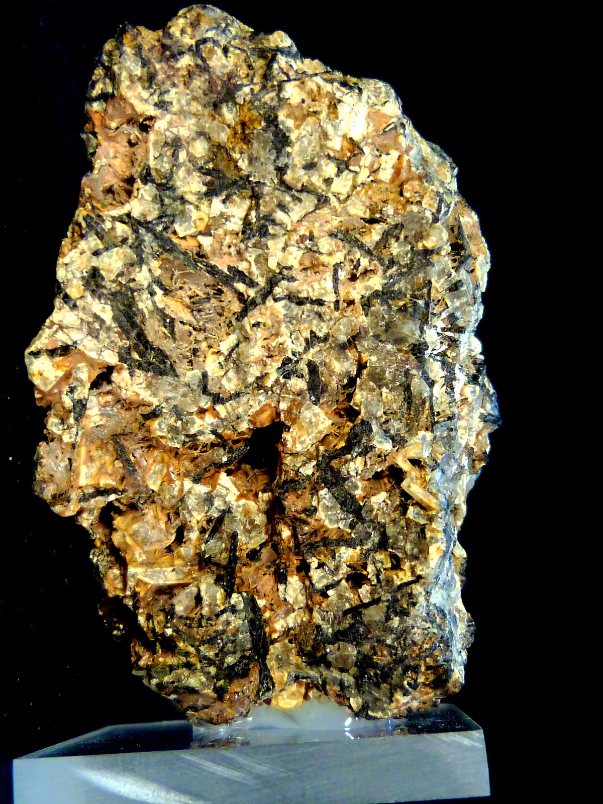 Ijolita fenitizada
6 x 4 x 4 cm.
(Autor: Felipe Abolafia)
