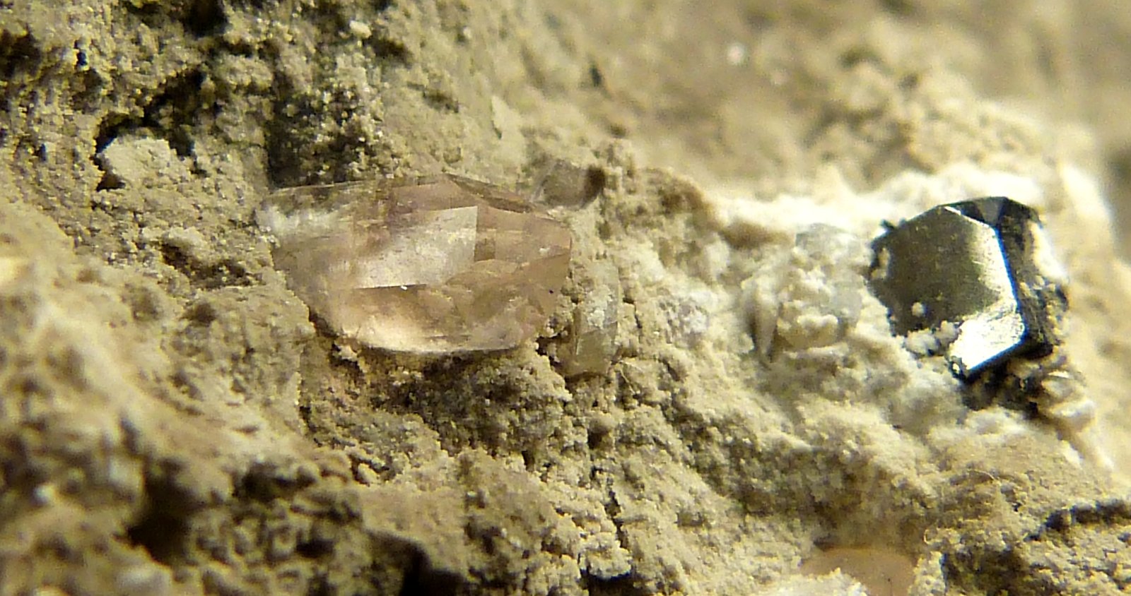 Bixbyita y topacio
6,5 x 6 x 5 cm.
(Autor: Felipe Abolafia)