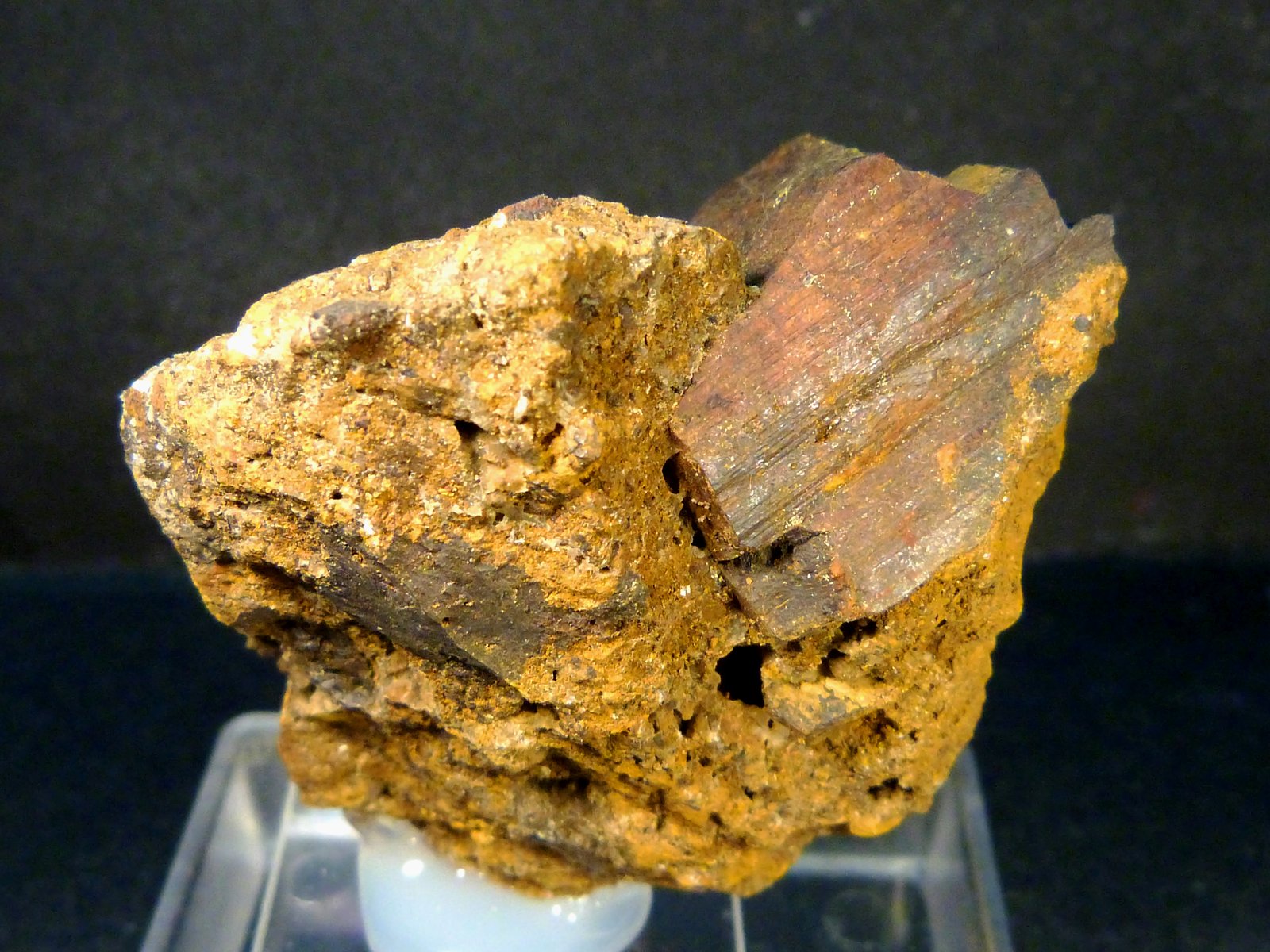 Goethita pseud. pirita y limonita
4,5 x 4 x 3 cm.
(Autor: Felipe Abolafia)