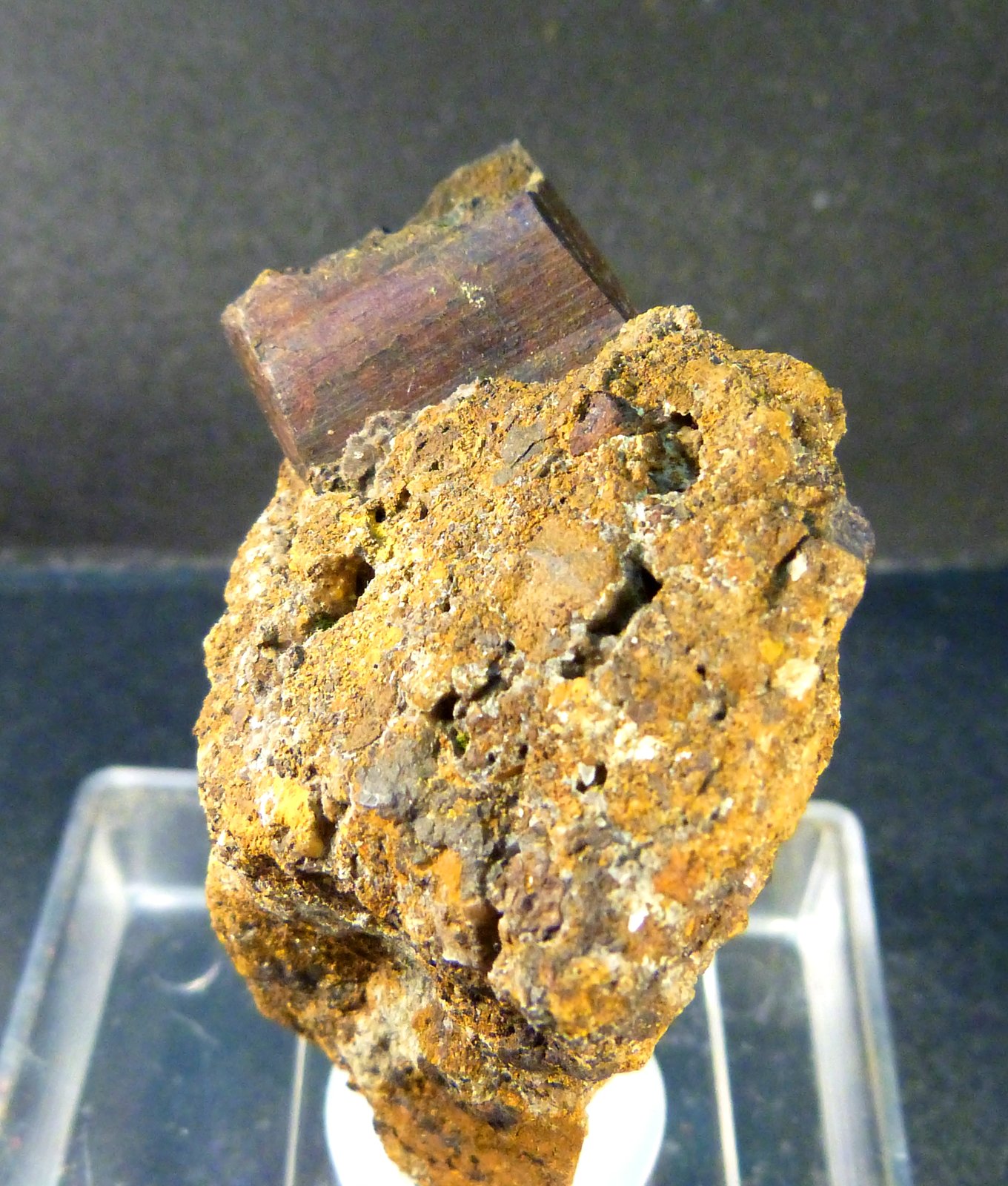 Goethita pseud. pirita y limonita
4,5 x 4 x 3 cm.
(Autor: Felipe Abolafia)