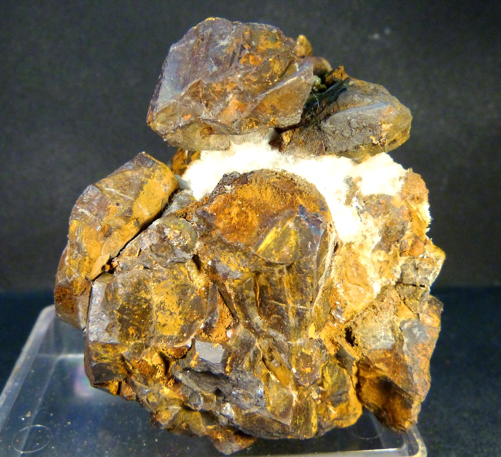 Goethita pseud. pirita y limonita
6 x 6 x 6 cm.
(Autor: Felipe Abolafia)