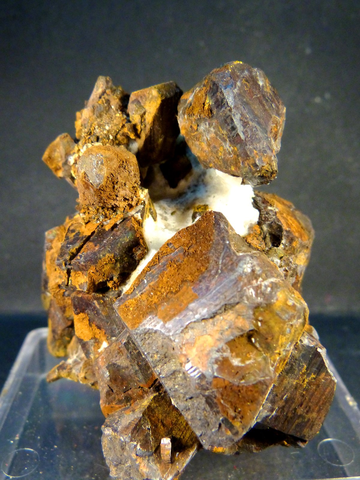 Goethita pseud. pirita y limonita
6 x 6 x 6 cm.
(Autor: Felipe Abolafia)