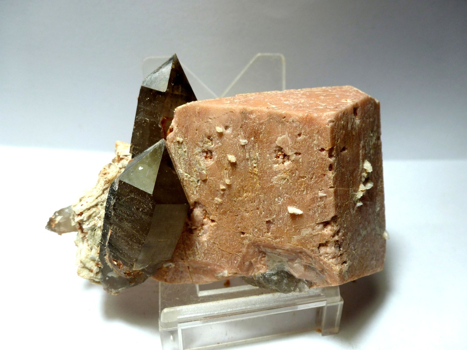Microclina, Cuarzo y Albita
Medida: 7,5 x 5 x 4 cm
(Autor: Sergio Pequeño)