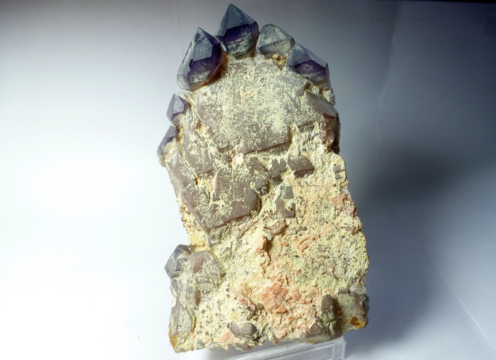 Cuarzo (variedad amatista)
Medida: 10,7 x 6,3 x 4,5 cm
(Autor: Sergio Pequeño)