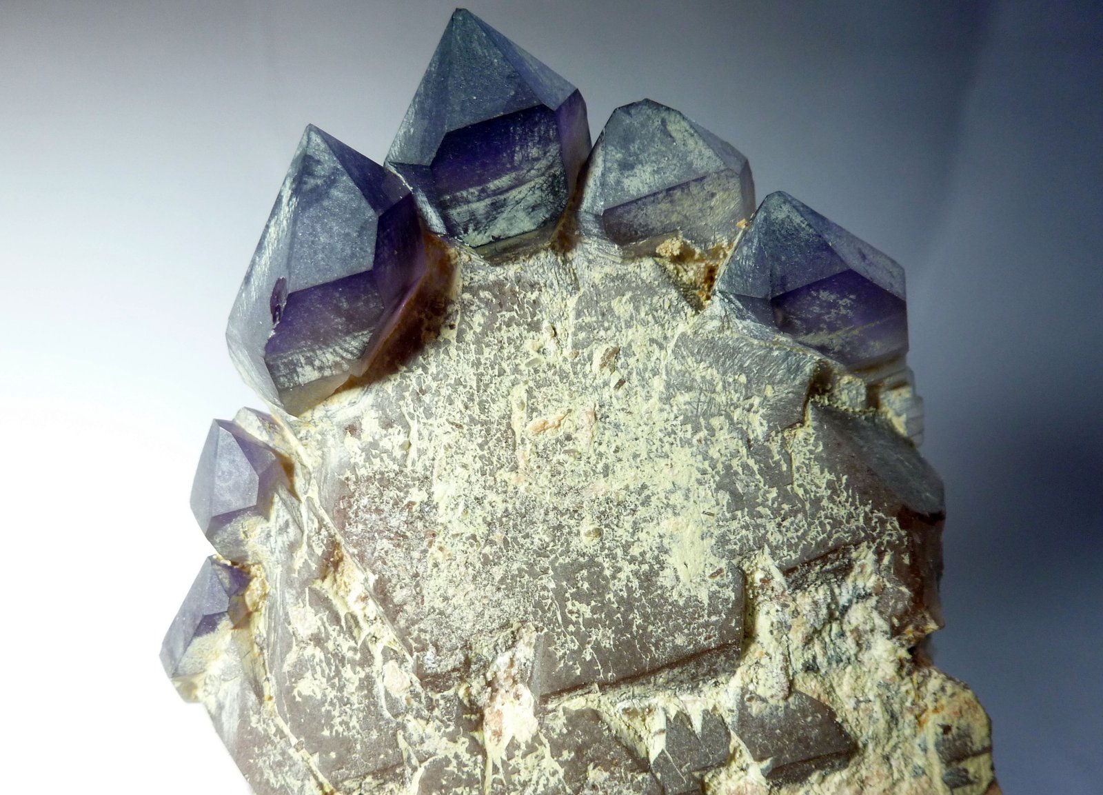 Cuarzo (variedad amatista)
Medida: 10,7 x 6,3 x 4,5 cm
(Autor: Sergio Pequeño)