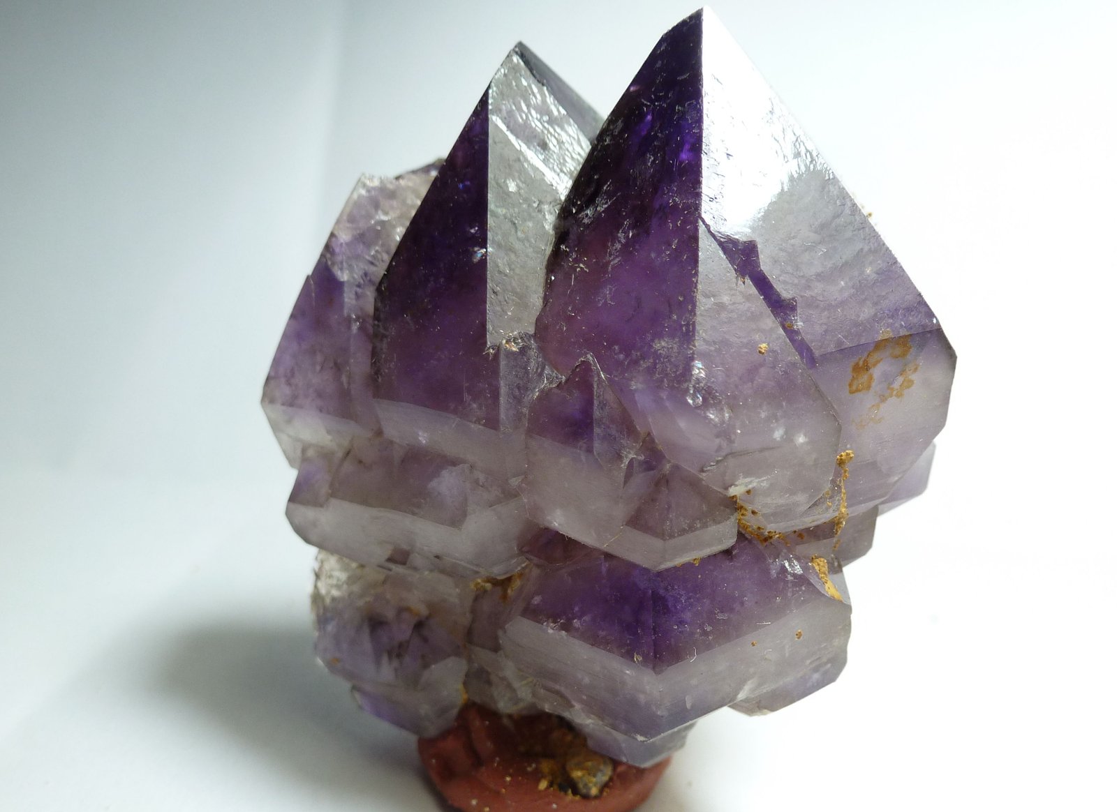 Cuarzo (variedad amatista)
Medida: 5,2 x 4,3 x 3 cm
(Autor: Sergio Pequeño)