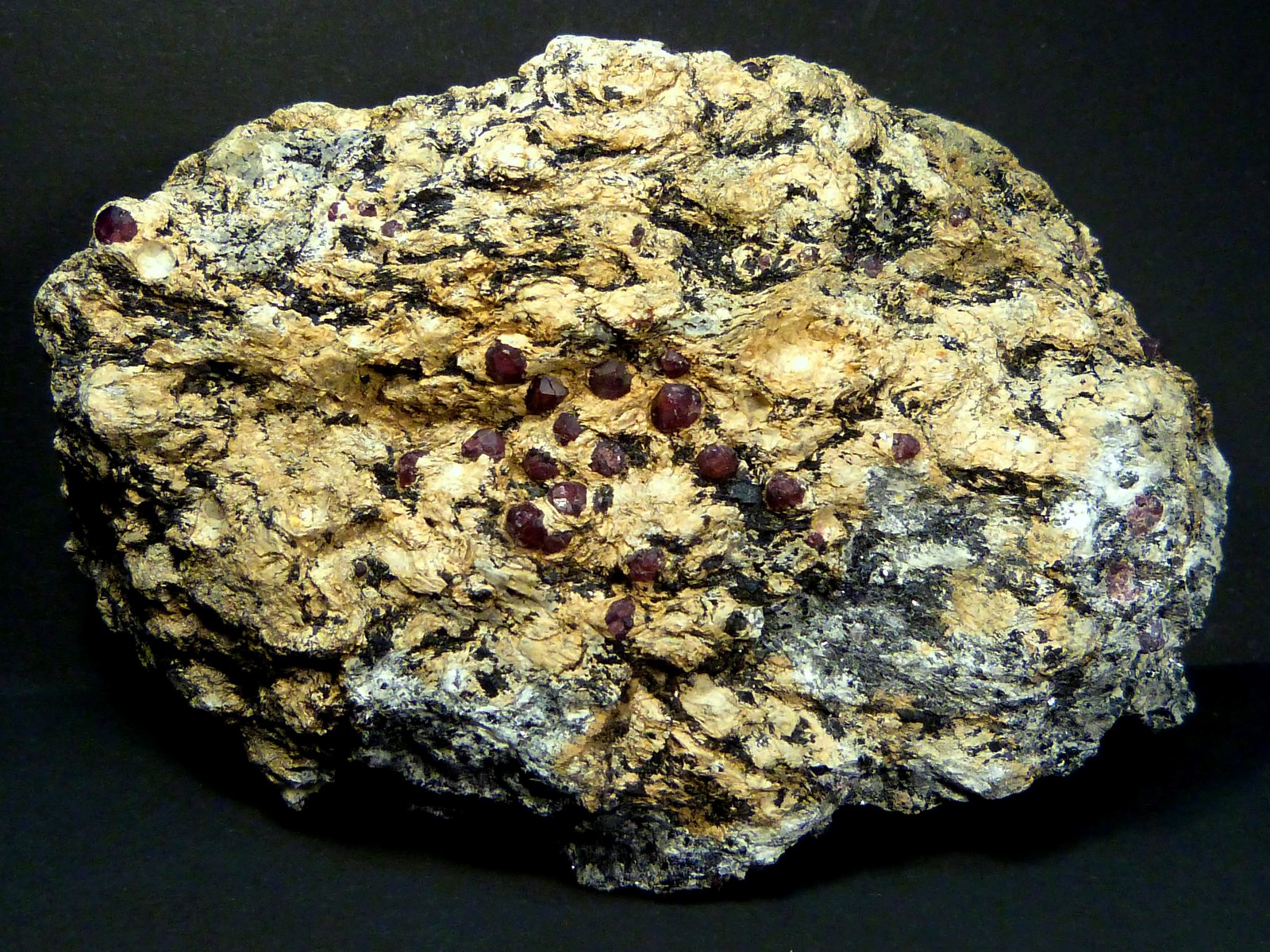 Almandino en Cordierita
10 x 7 x 3 cm.
(Autor: Felipe Abolafia)