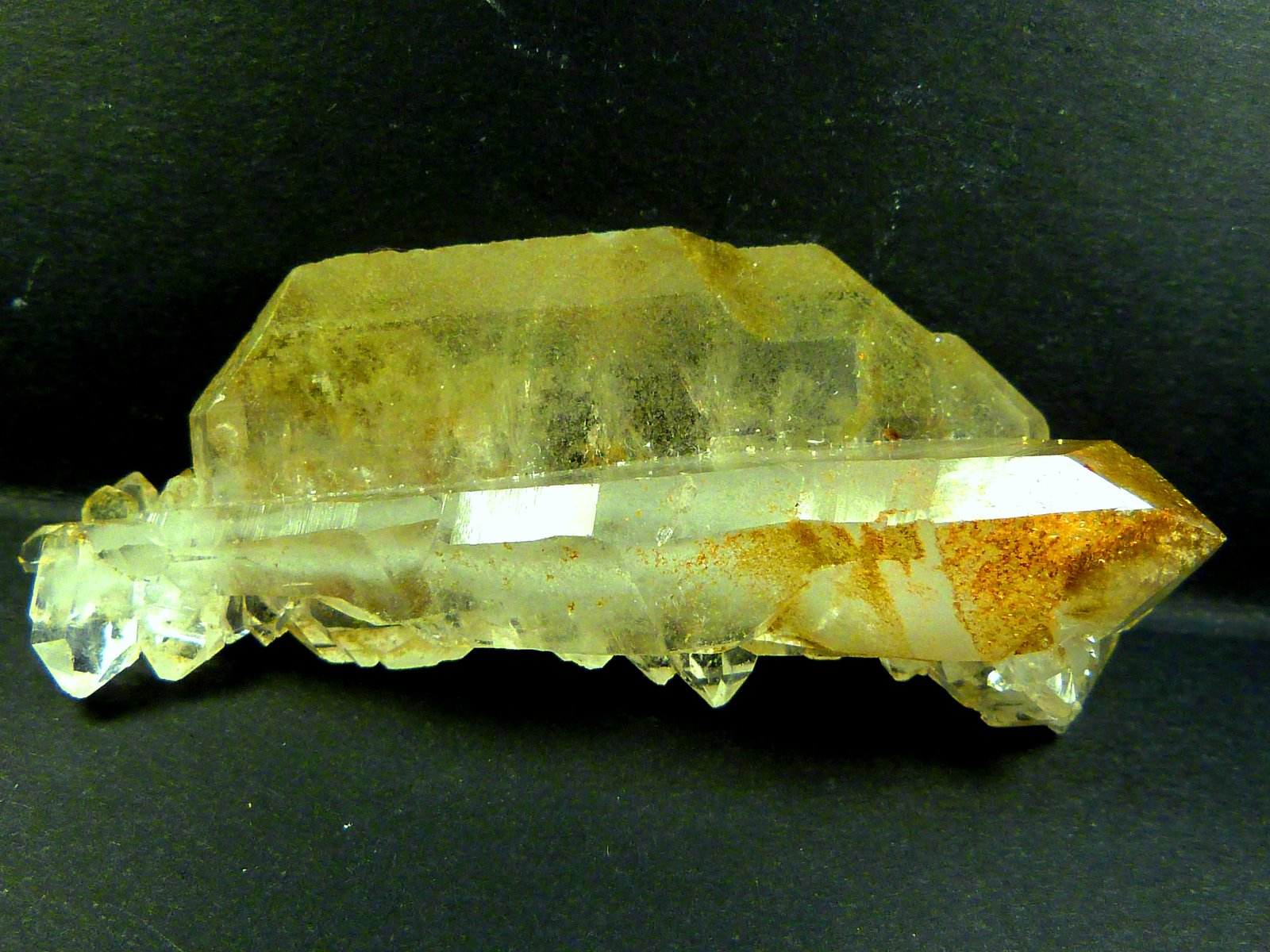 Cuarzo
Cristal laminar: 4,5 x 2 x 1 cm. Cristal escalonado: 6 x 1,5 x 1 cm.
(Autor: Felipe Abolafia)