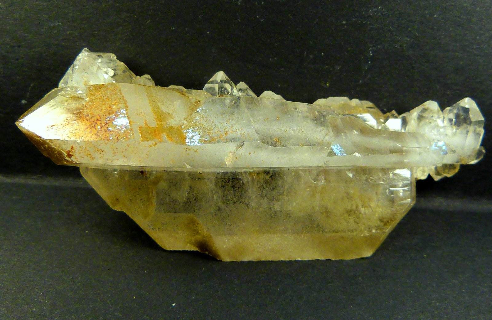 Cuarzo
Cristal laminar: 4,5 x 2 x 1 cm. Cristal escalonado: 6 x 1,5 x 1 cm.
(Autor: Felipe Abolafia)