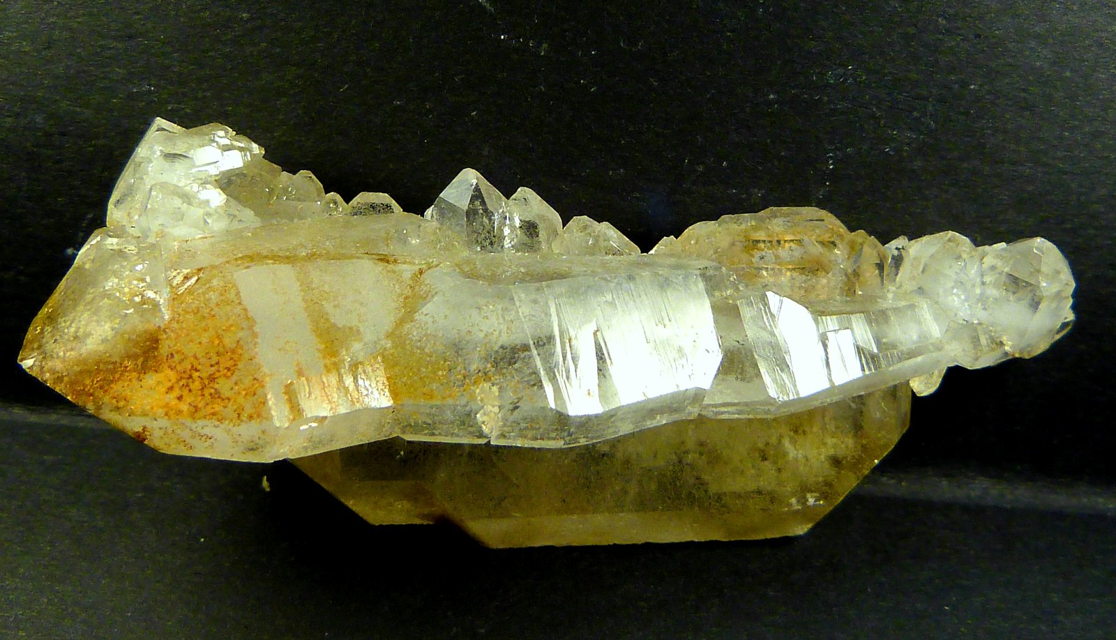 Cuarzo
Cristal laminar: 4,5 x 2 x 1 cm. Cristal escalonado: 6 x 1,5 x 1 cm.
(Autor: Felipe Abolafia)