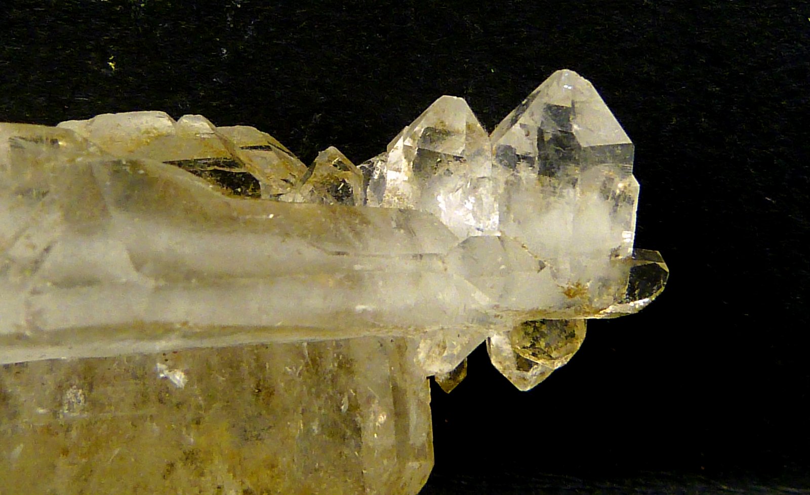 Cuarzo
Cristal laminar: 4,5 x 2 x 1 cm. Cristal escalonado: 6 x 1,5 x 1 cm.
(Autor: Felipe Abolafia)