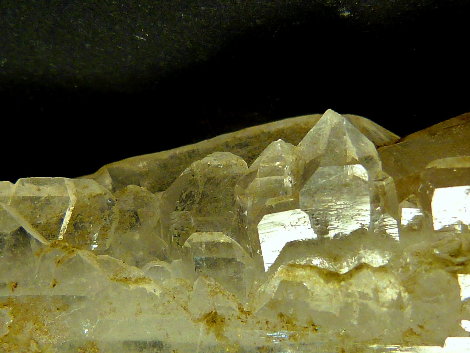 Cuarzo
Cristal laminar: 4,5 x 2 x 1 cm. Cristal escalonado: 6 x 1,5 x 1 cm.
(Autor: Felipe Abolafia)