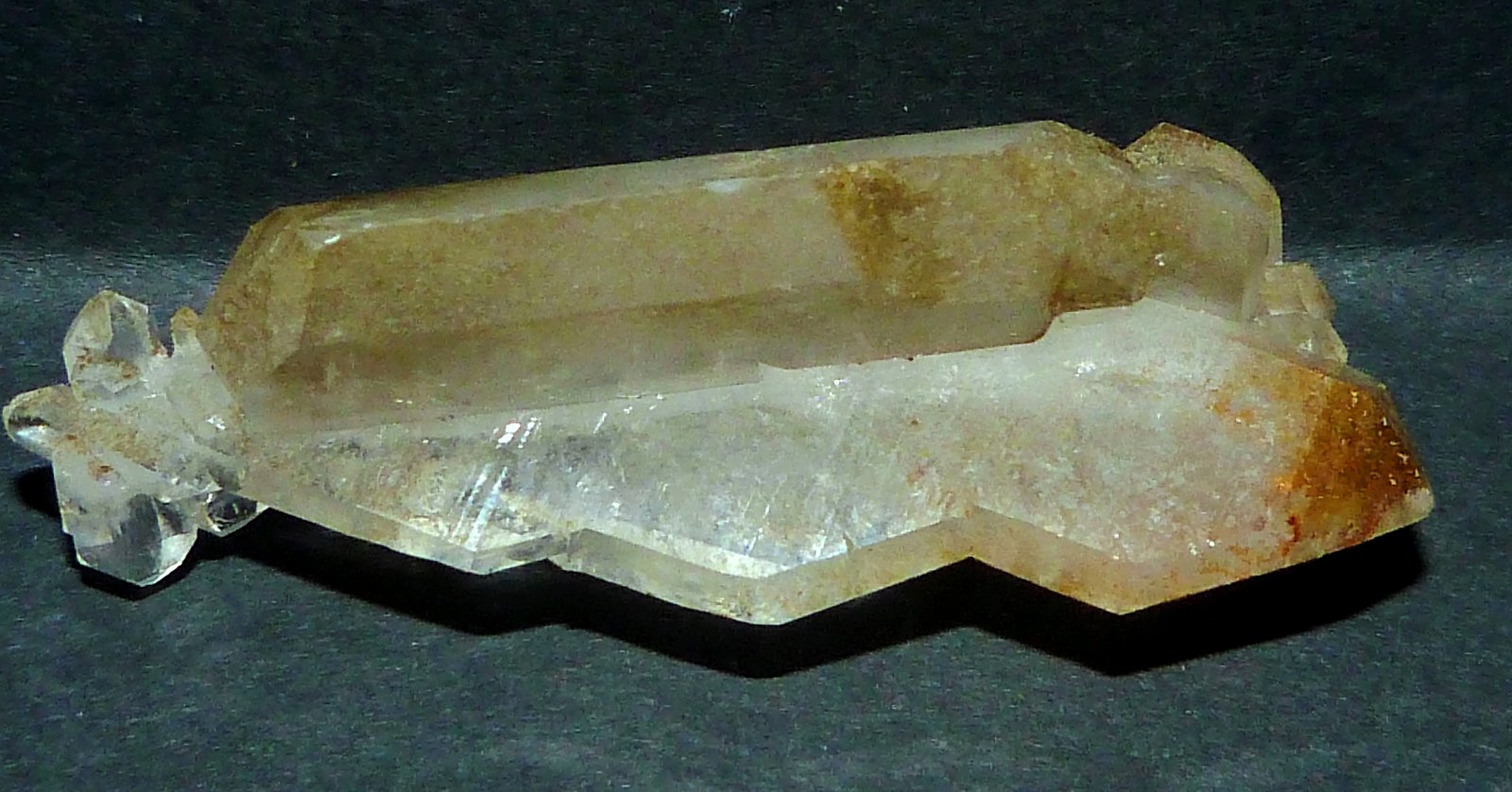 Cuarzo
Cristal laminar: 4,5 x 2 x 1 cm. Cristal escalonado: 6 x 1,5 x 1 cm.
(Autor: Felipe Abolafia)
