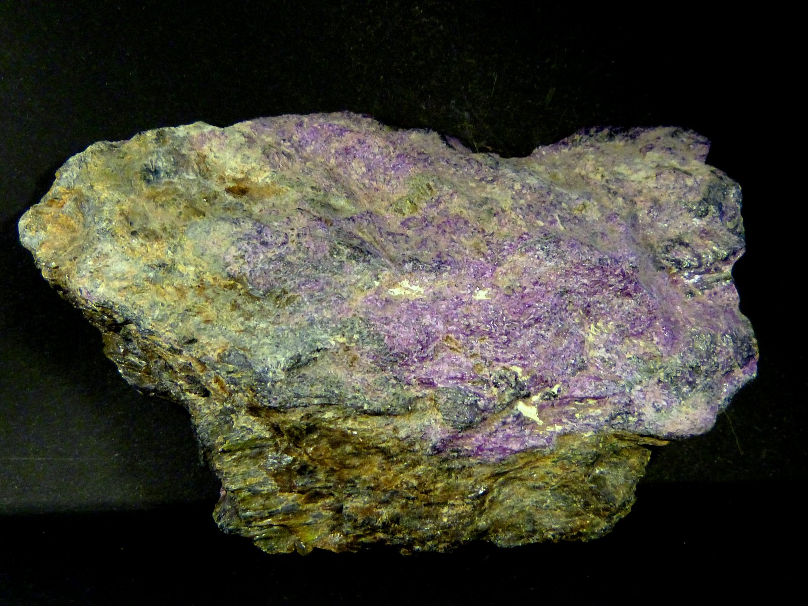 Stichtita sobre serpentina y cromita
11 x 7 x 3 cm.
(Autor: Felipe Abolafia)