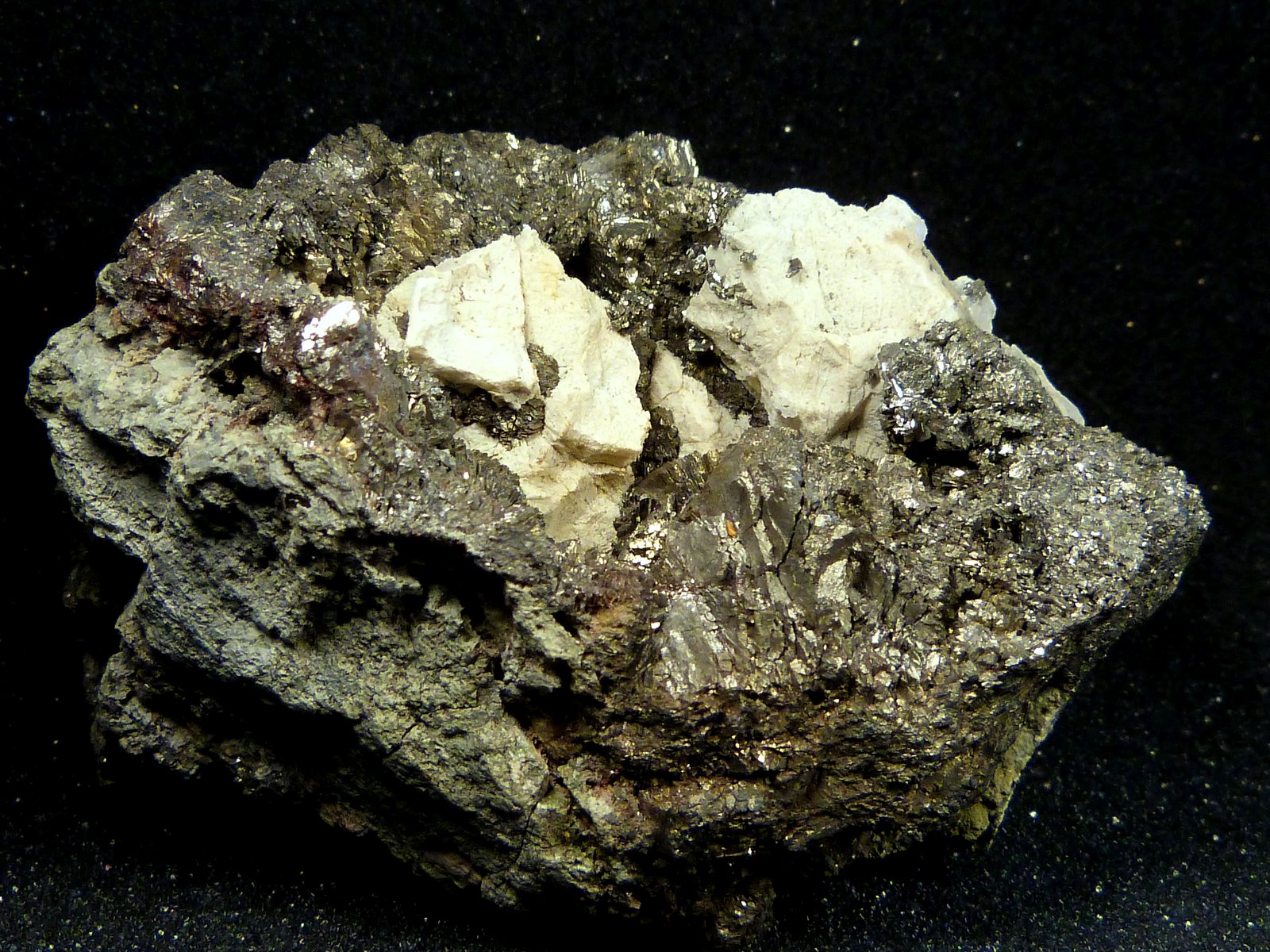 Skutterudita
7 x 5 x 5 cm.
(Autor: Felipe Abolafia)