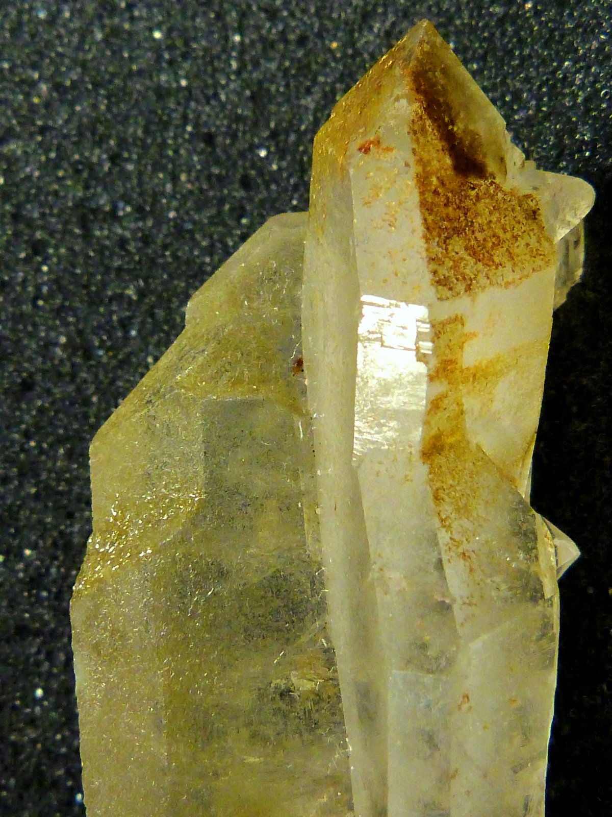 Cuarzo
Cristal laminar: 4,5 x 2 x 1 cm. Cristal escalonado: 6 x 1,5 x 1 cm.
(Autor: Felipe Abolafia)